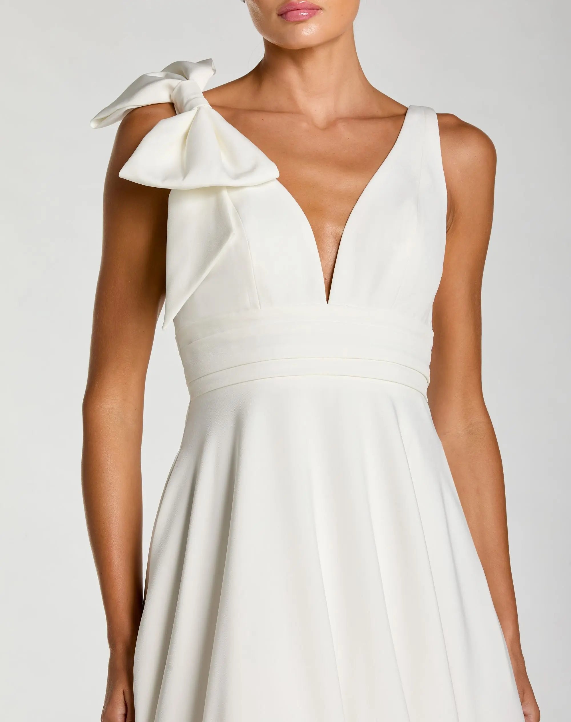 White Sleeveless Plunge Neck Ball Gown With Bow Detail-Myartka