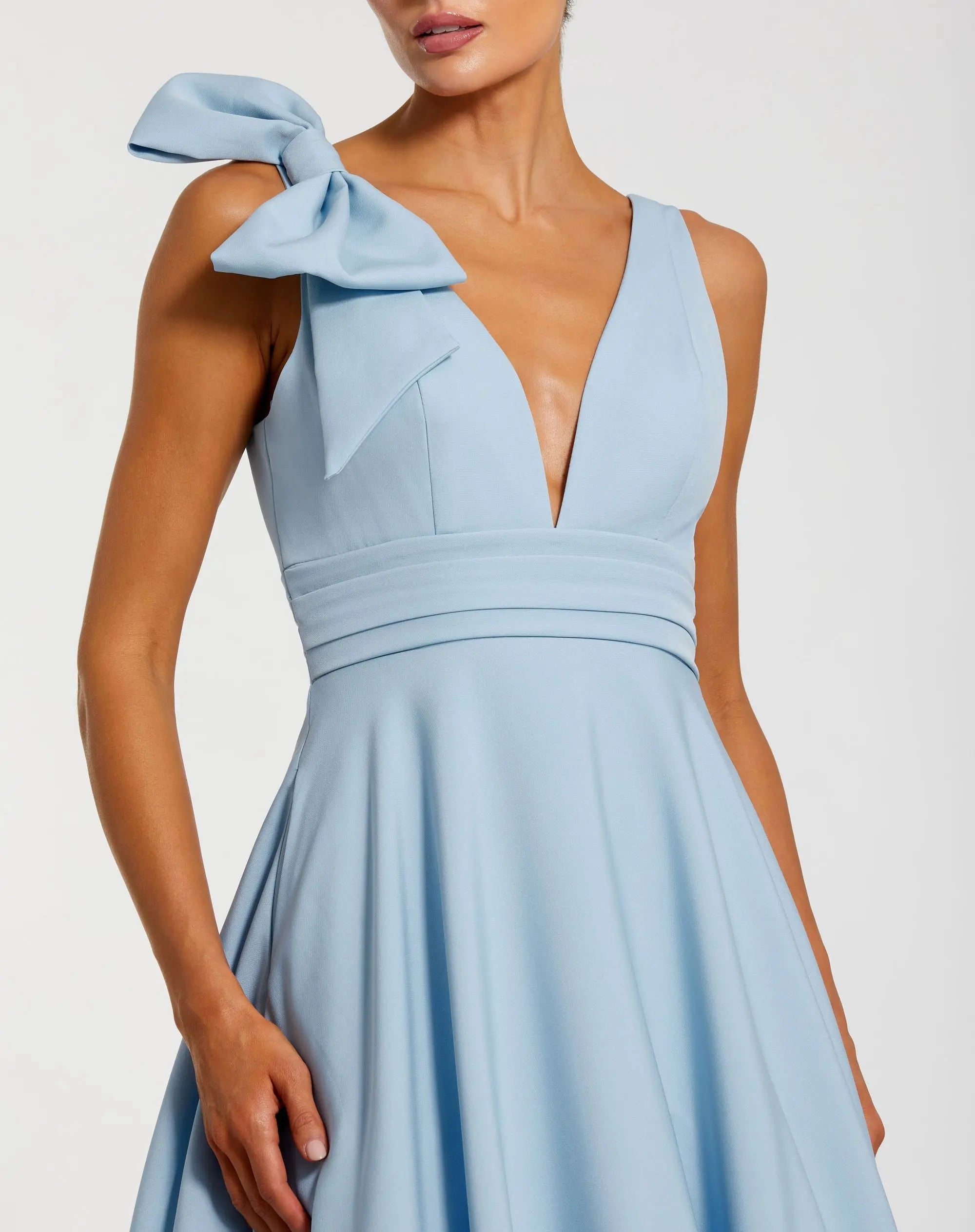 Petite Light Blue Sleeveless Plunge Neck Ball Gown With Bow Detail-Myartka