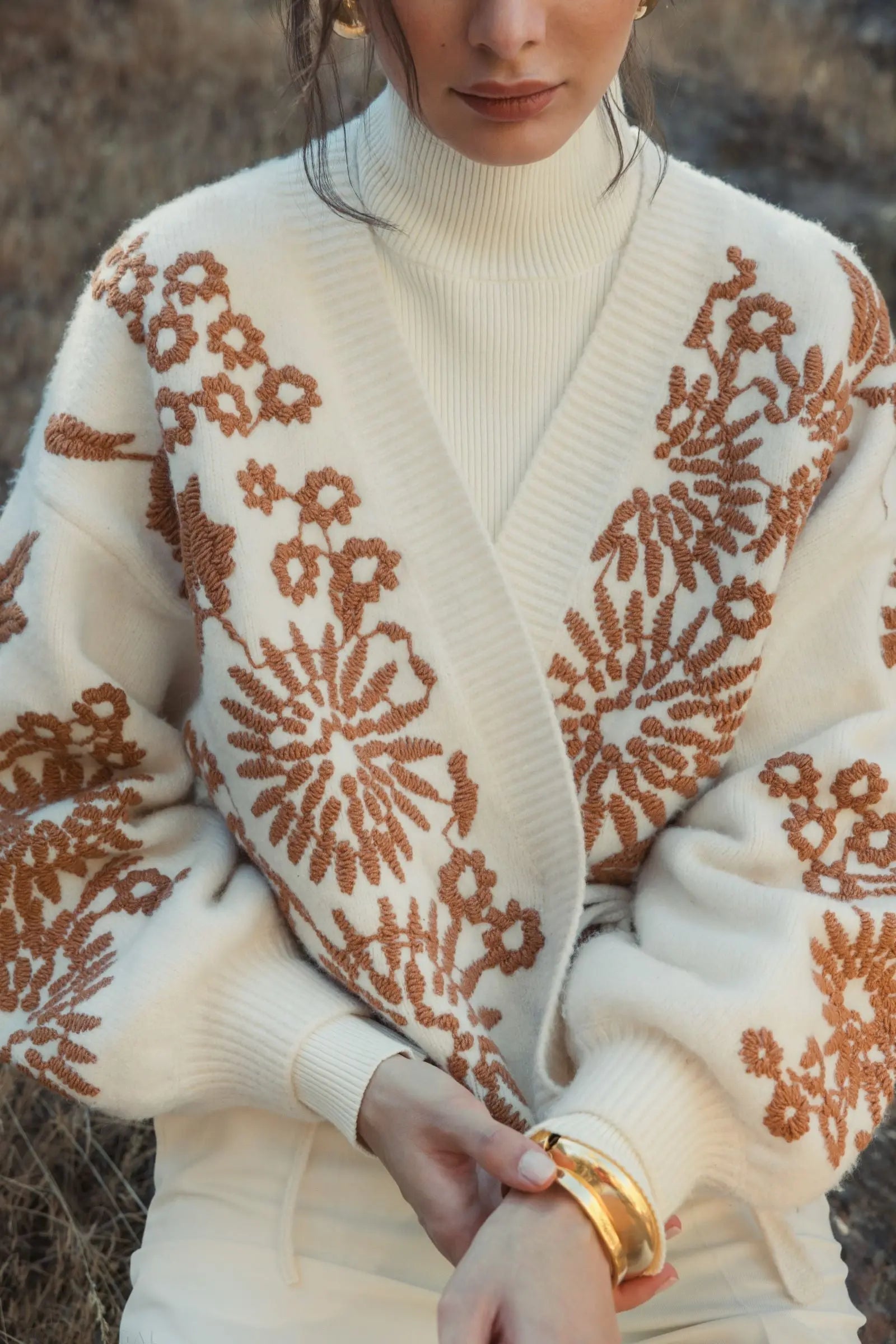 White Cropped Knit Cardigan With Floral Details-Myartka