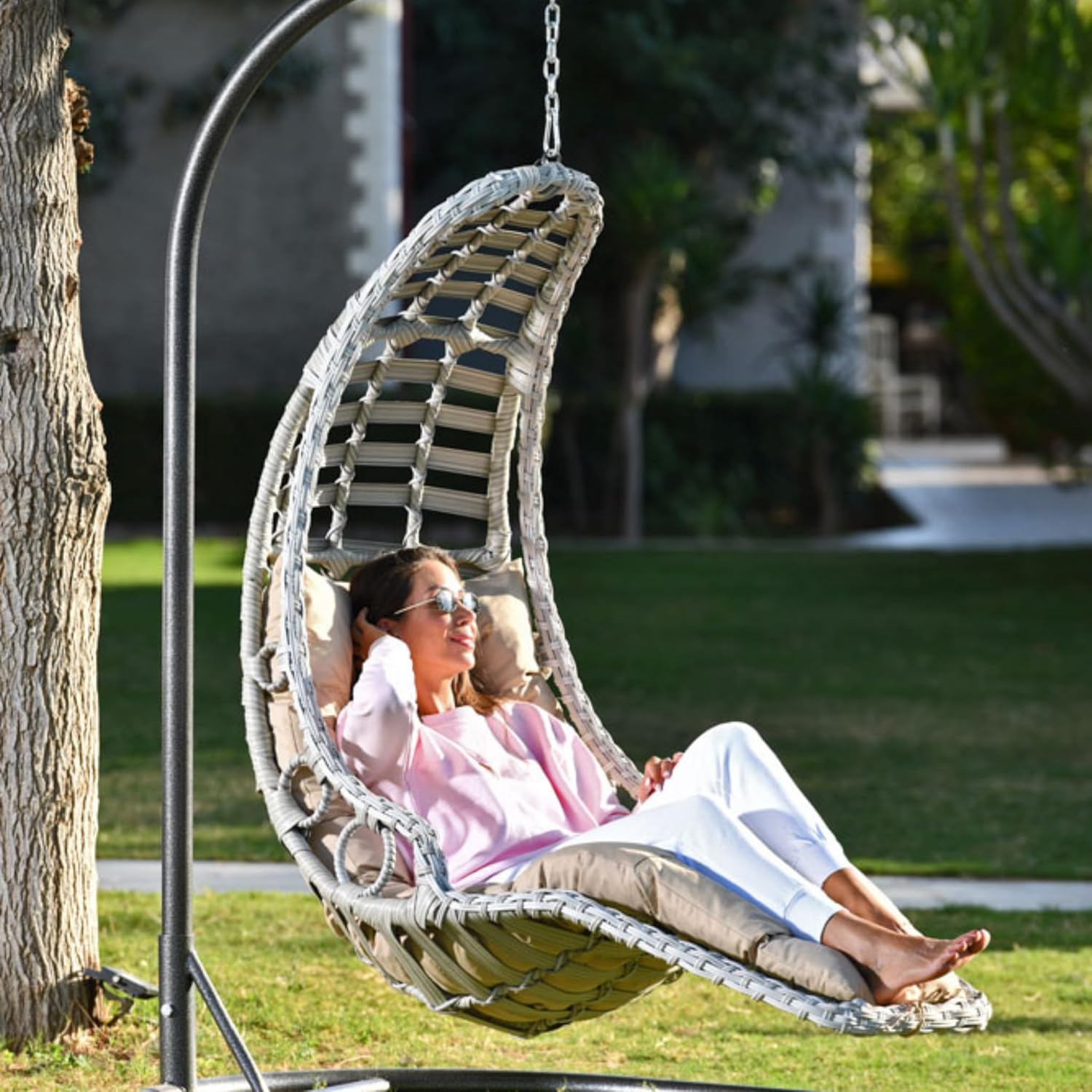 Hängesessel Bodrum mit Gestell und Kissen, handgeflochtener Rattan Hängestuhl in Weiß, Hängekorb für Garten, Balkon und Indoor, belastbar bis 120kg-Cottagethub