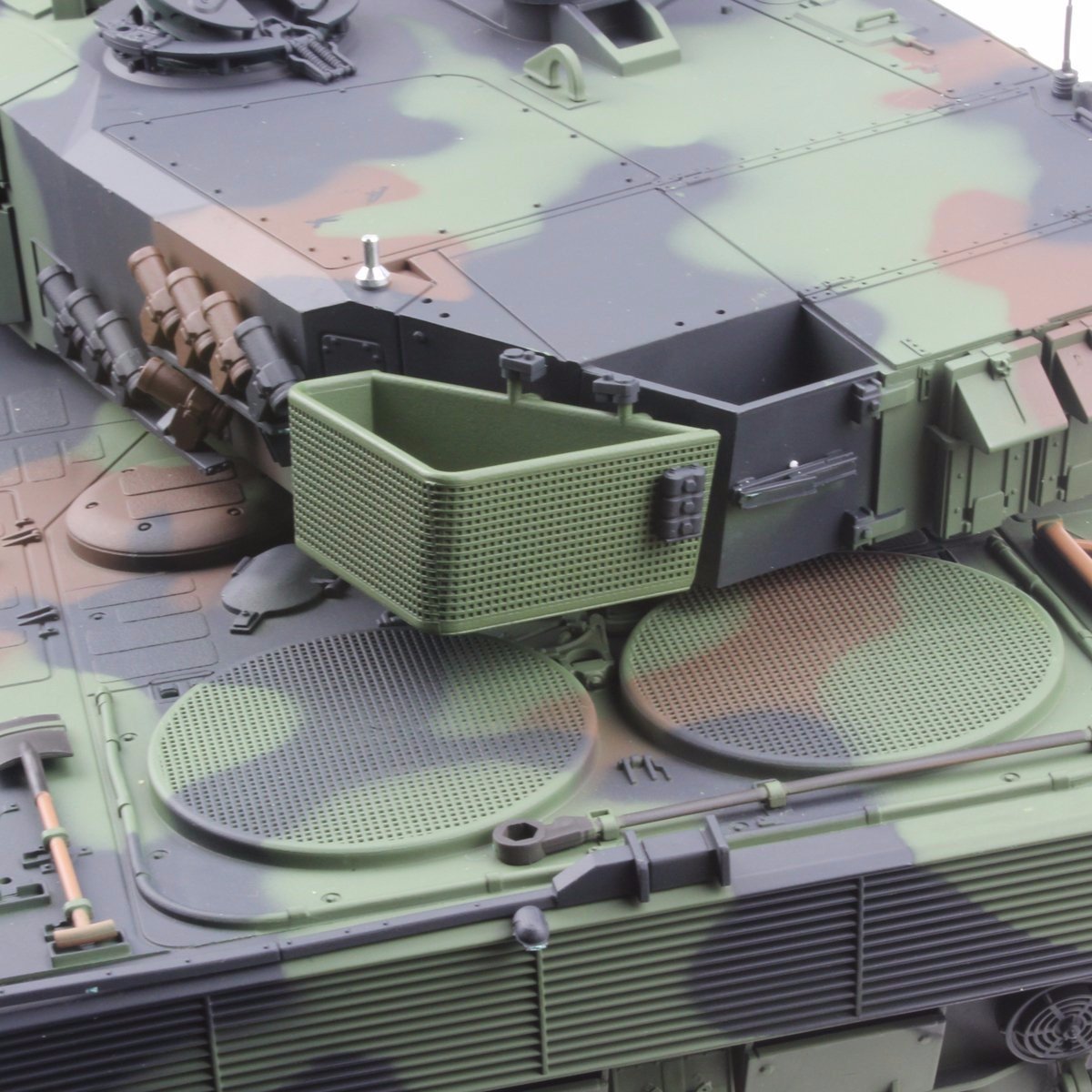 🪖 2.4GHz RC Tank  - Airsoft Tank with Smoke & Sound Effects