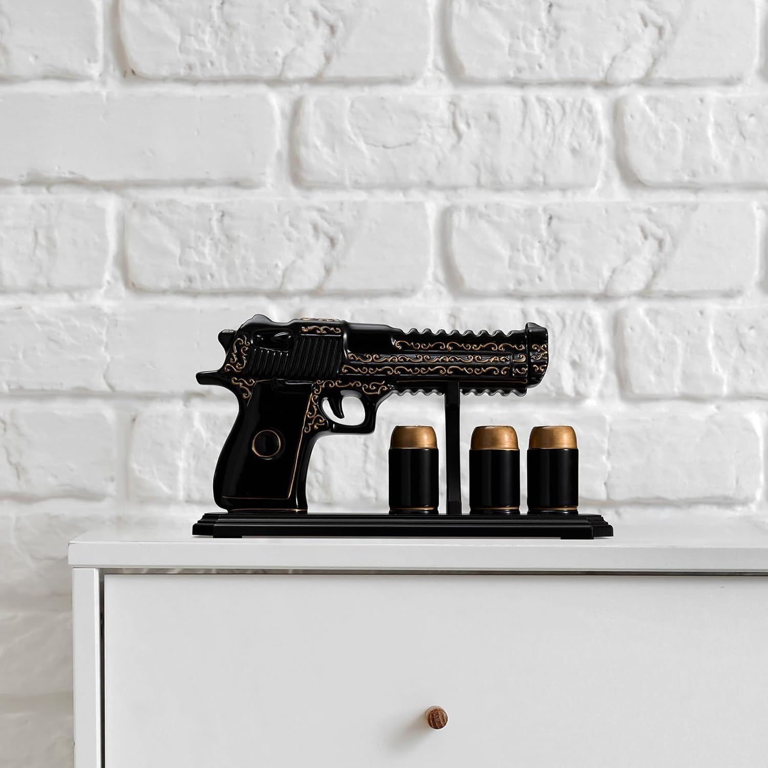 🔫🎁 Hand-Painted Gun Shaped Whiskey Decanter Set Black & Gold