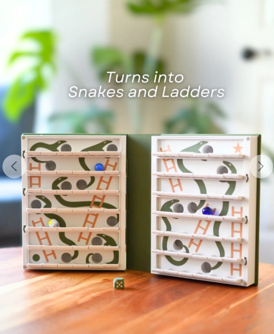 Book-Style Snakes and Ladders Game with Automatic Snakes 📚🐍