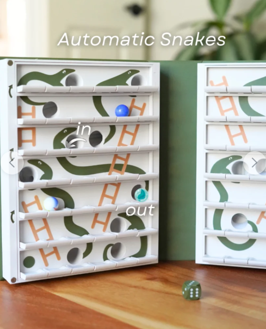 Book-Style Snakes and Ladders Game with Automatic Snakes 📚🐍