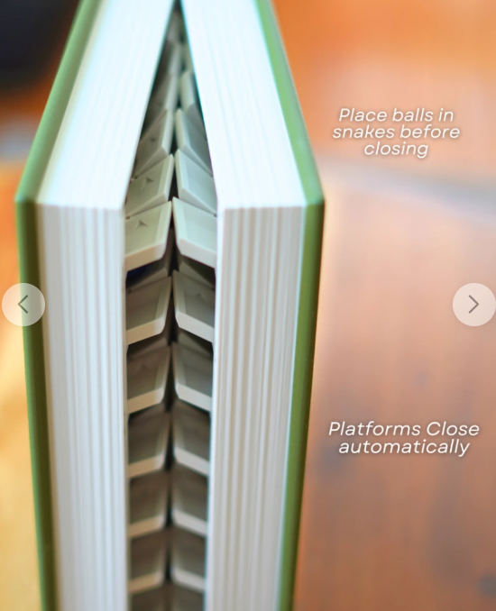 Book-Style Snakes and Ladders Game with Automatic Snakes 📚🐍