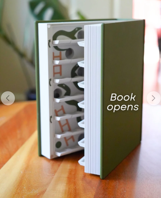 Book-Style Snakes and Ladders Game with Automatic Snakes 📚🐍