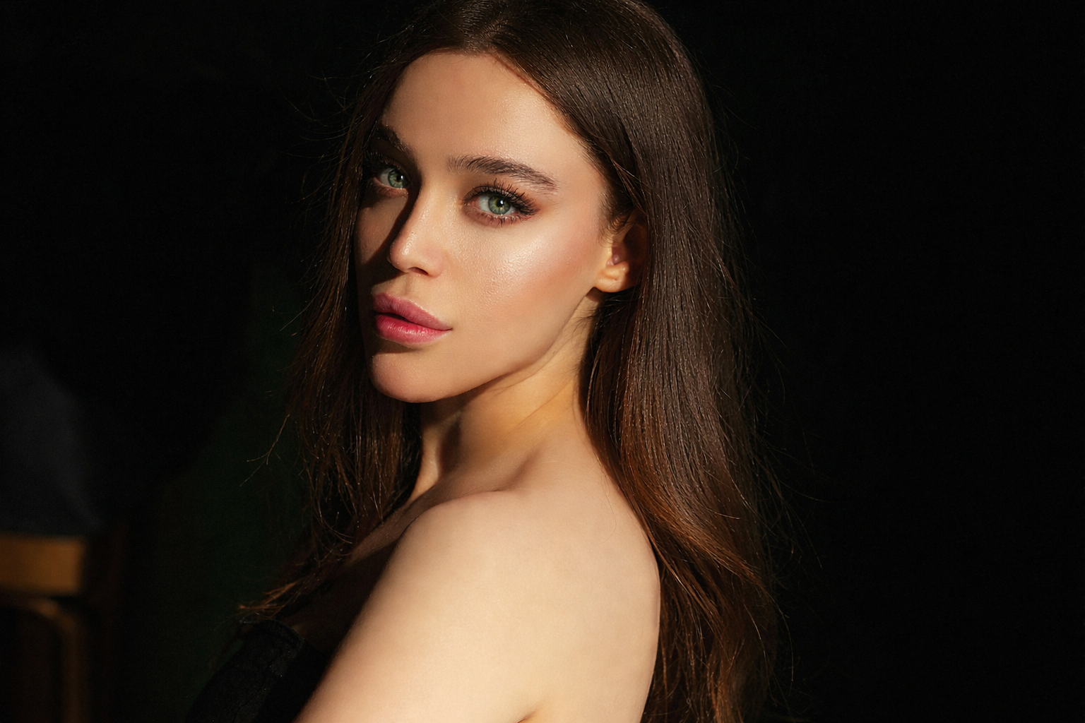 natural makeup look with colored contacts