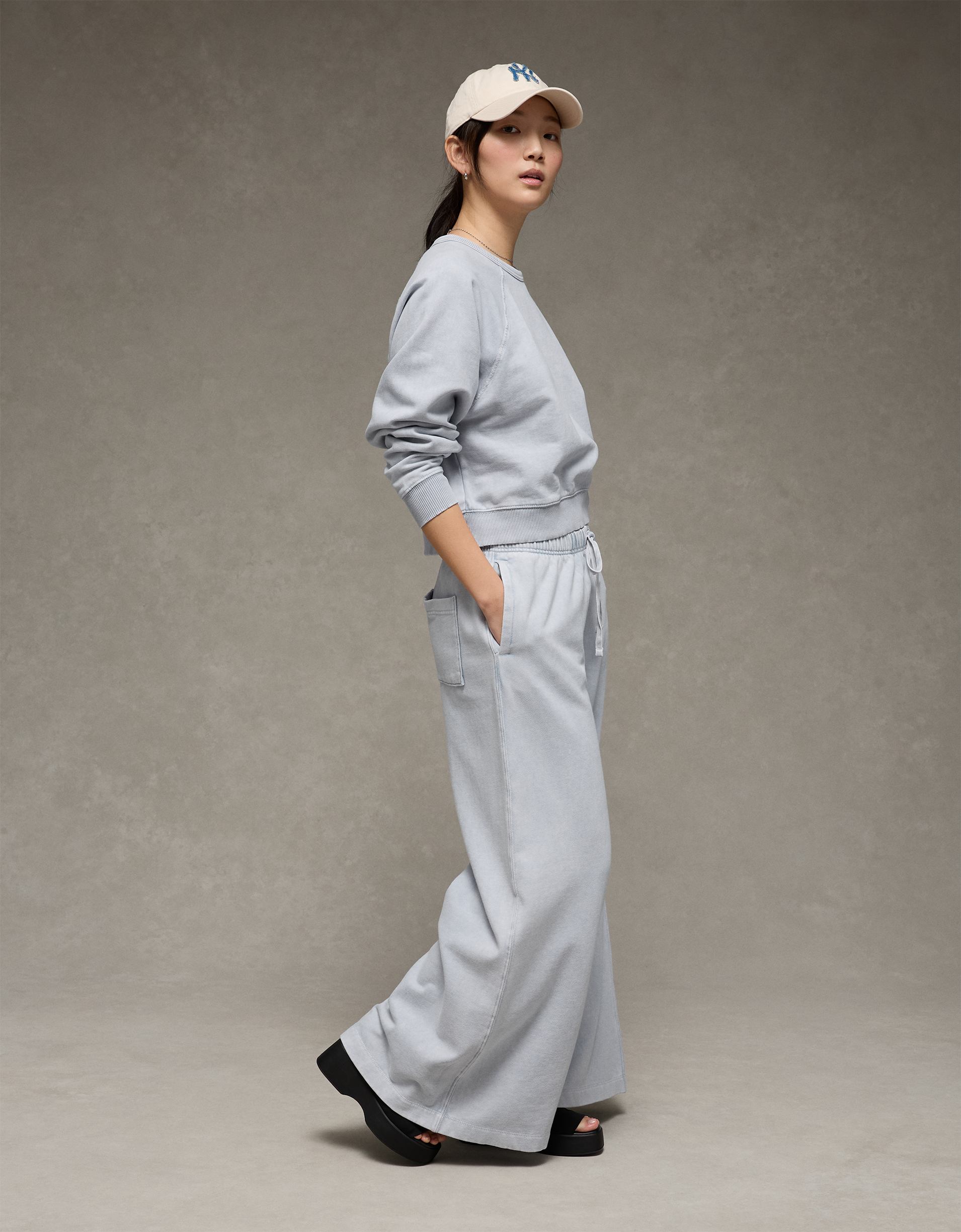 AE Everyday Luxe Wide-Leg Sweatpant
