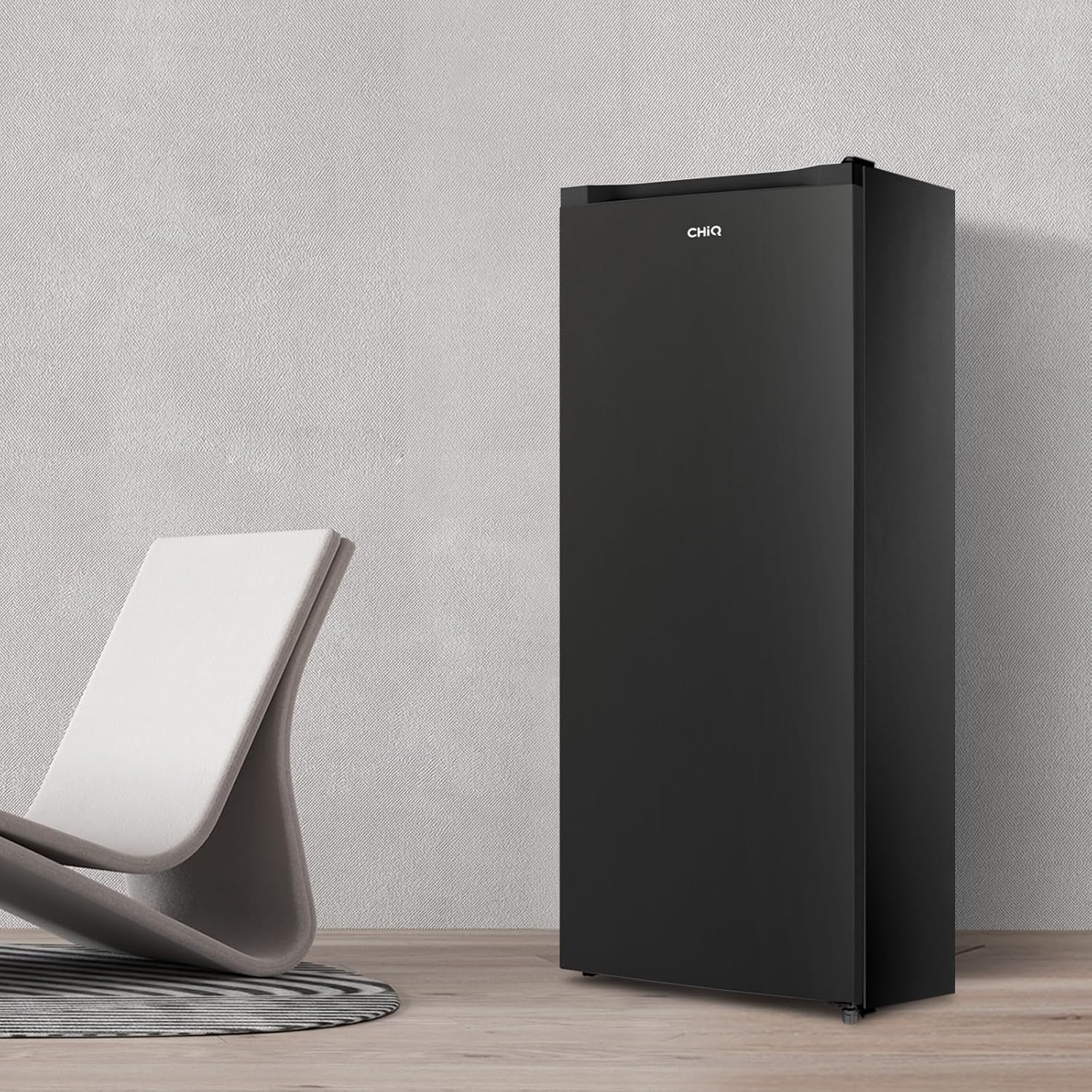 CHiQ Congélateur armoire CSD208D4E – 177L, Congélation 4 étoiles, Ultra silencieux (39 dB), Design en acier noir, Pieds réglables, Porte réversible 540 x 550 x 1440 mm