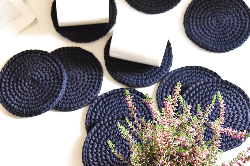Sous-verres café au crochet bleu marine, petits tapis déco