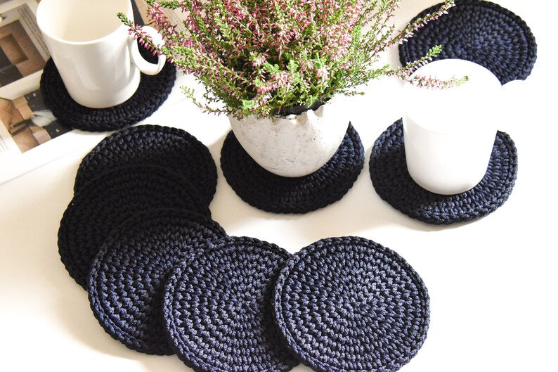 Sous-verres café au crochet bleu marine, petits tapis déco