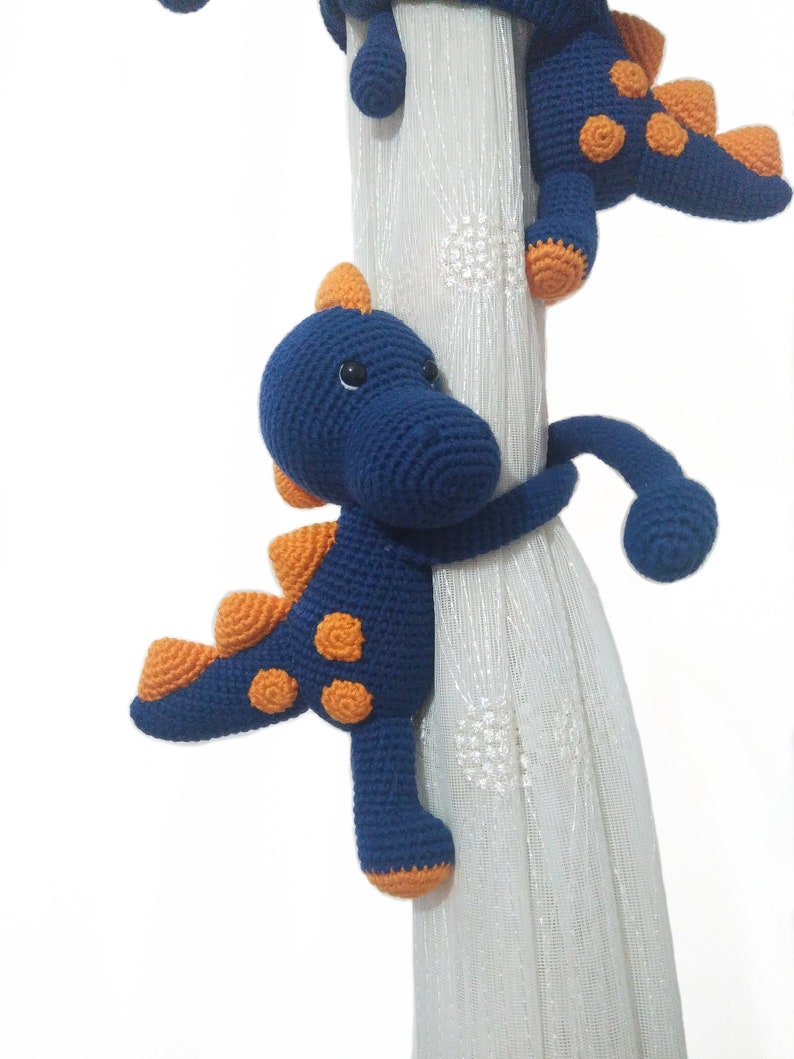 Embrasse de rideau crochet dinosaure bleu amigurumi décoration