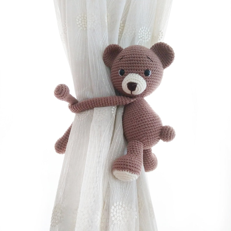 Embrasse de rideau crochet ours beige amigurumi décoration
