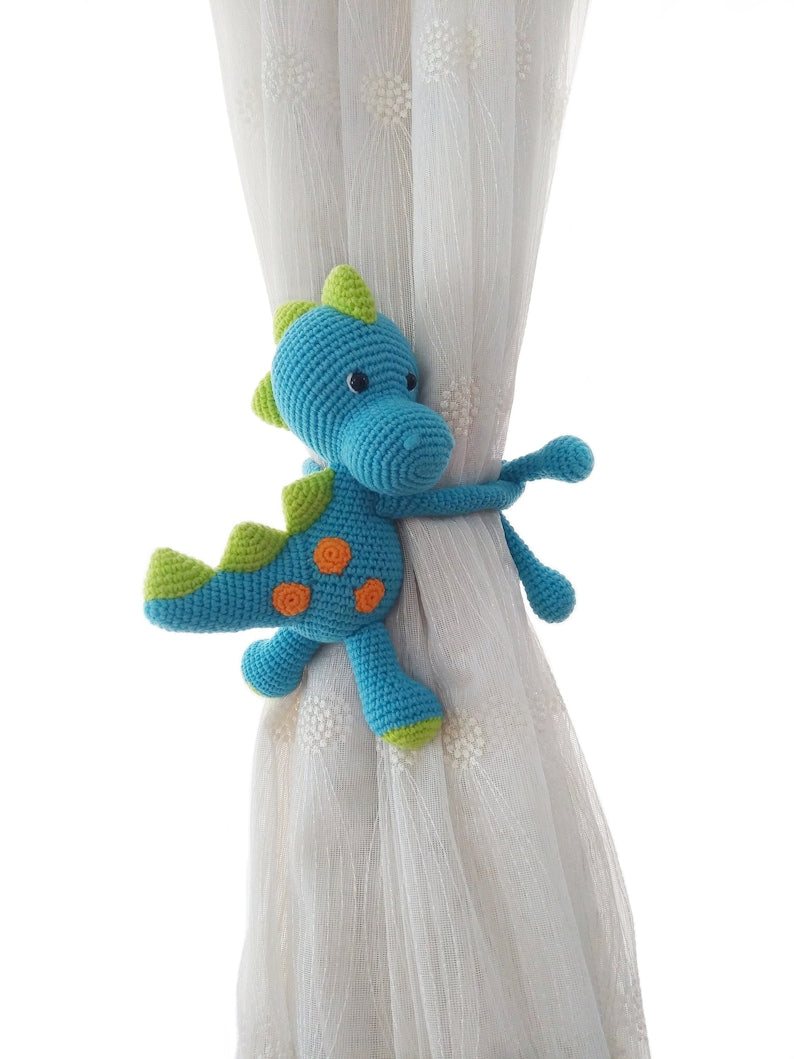 Embrasse de rideau crochet dinosaure bleu amigurumi décoration