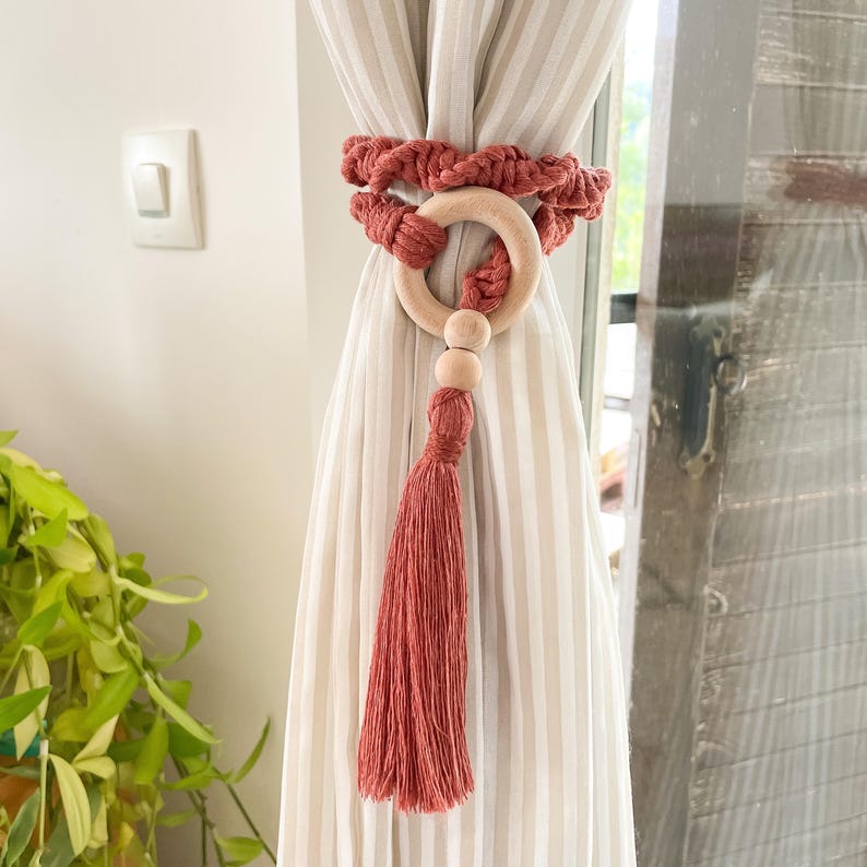 Embrasses de rideaux en macramé avec pompons et perles boho