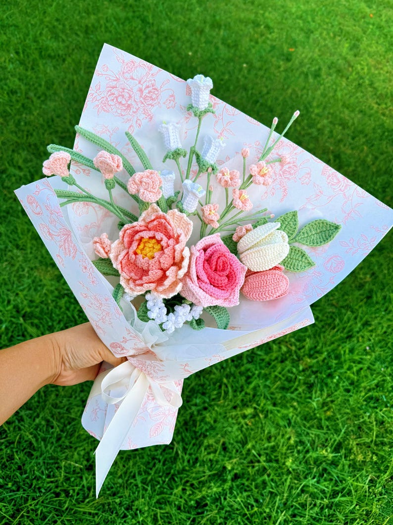 Bouquet de fleurs au crochet, pivoines tulipe rose gypsophile décoratif