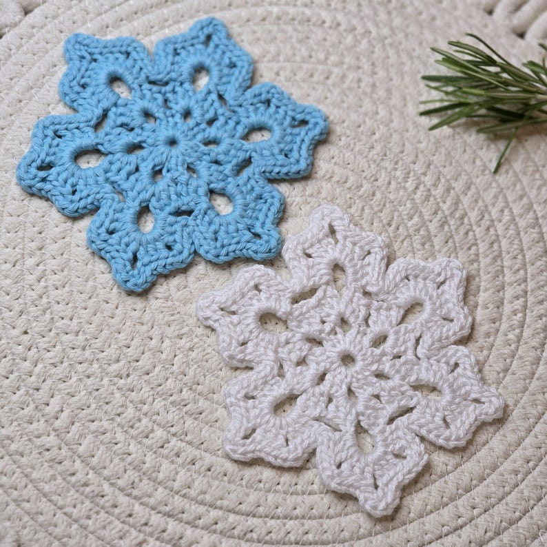 Dessous de verre flocon de neige au crochet, dessous de verre fait main, dessous de verre mug flocon de neige, cadeau de Noël lumineux, décoration d'intérieur, dessous de verre table basse, 100 % coton