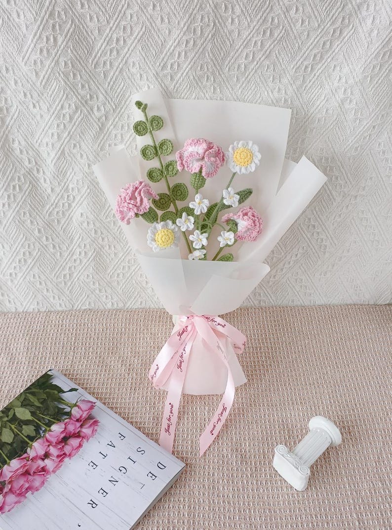 Bouquet de fleurs au crochet, œillets roses et blancs fête des mères
