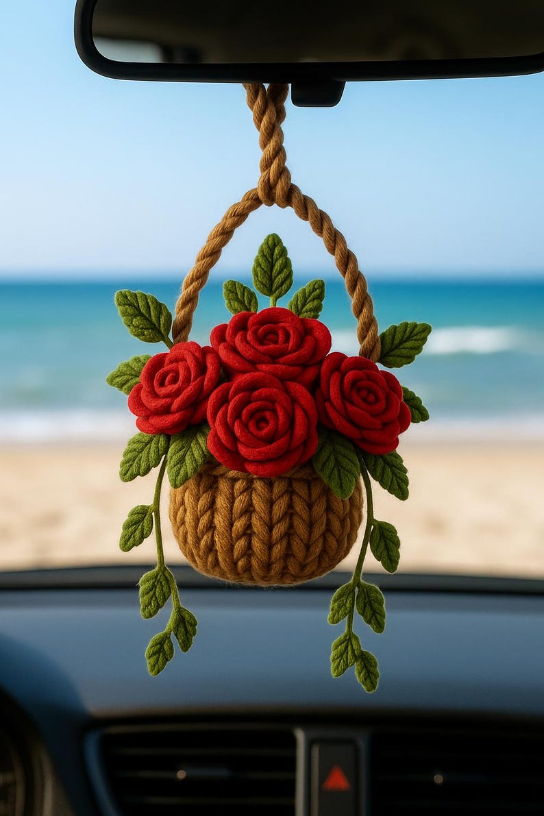 Breloque voiture rose au crochet : suspension pour rétroviseur en forme de panier floral fait main