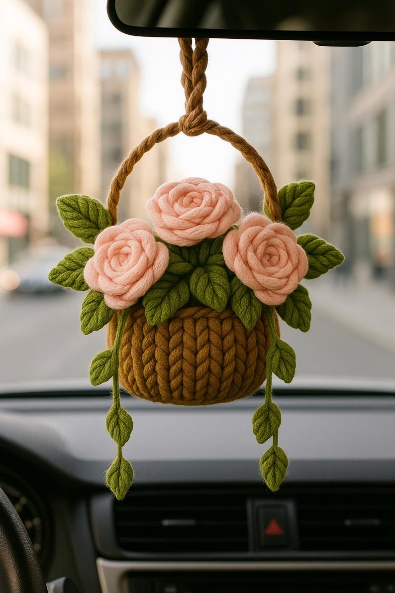Breloque voiture rose au crochet : suspension pour rétroviseur en forme de panier floral fait main