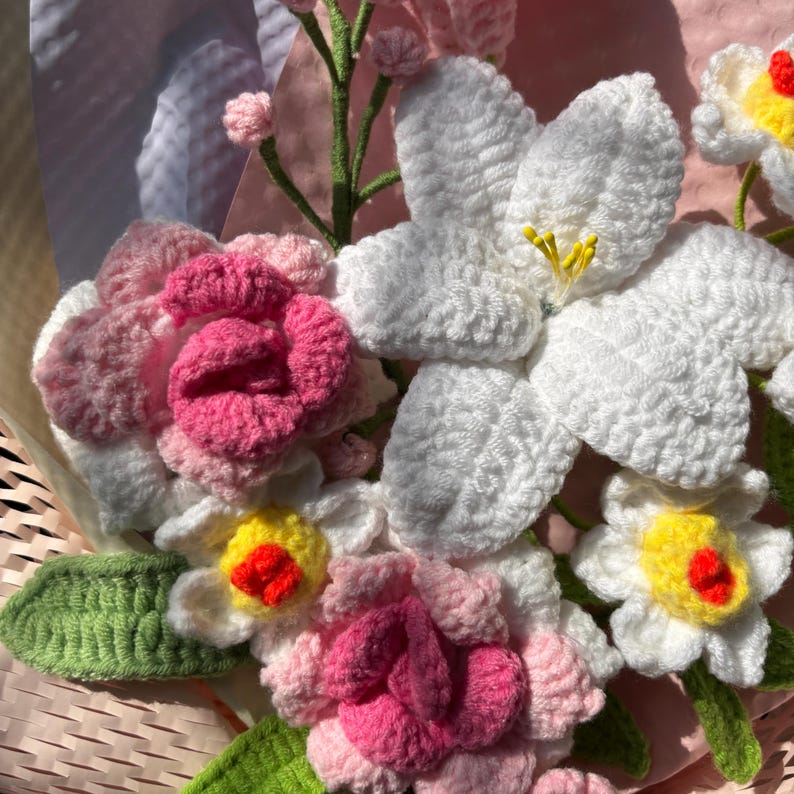 Bouquet de fleurs au crochet, tulipes blanches et orange éternelles