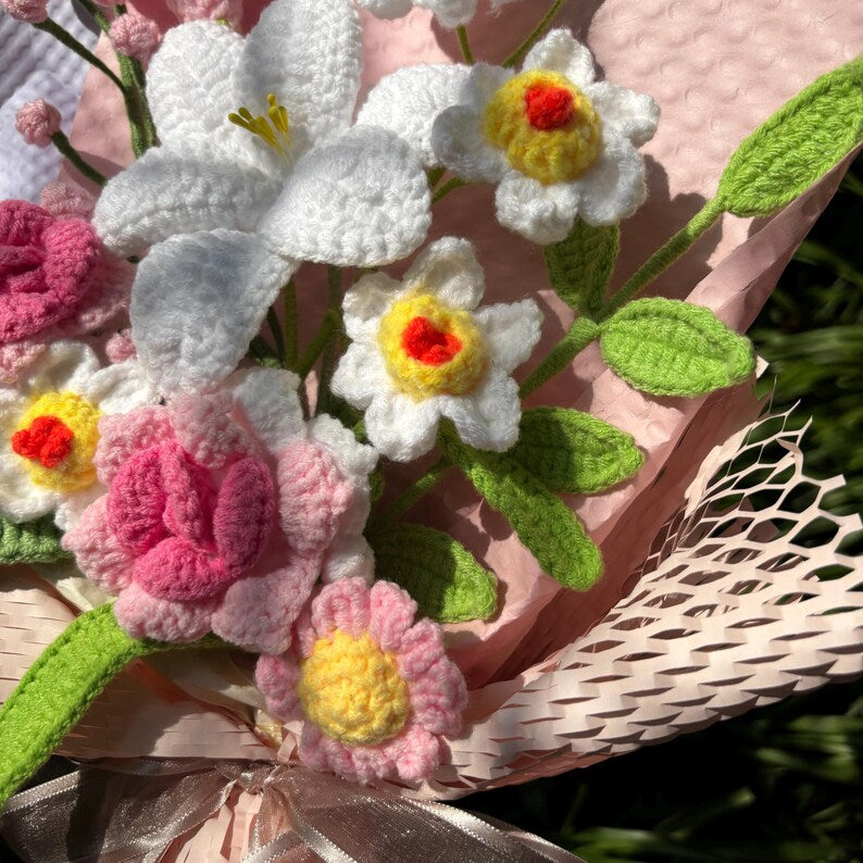 Bouquet de fleurs au crochet, tulipes blanches et orange éternelles