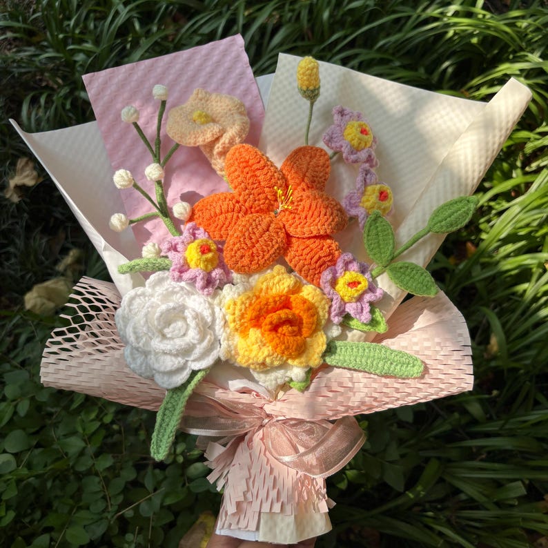 Bouquet de fleurs au crochet, tulipes blanches et orange éternelles