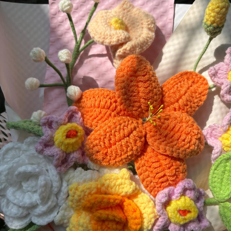 Bouquet de fleurs au crochet, tulipes blanches et orange éternelles