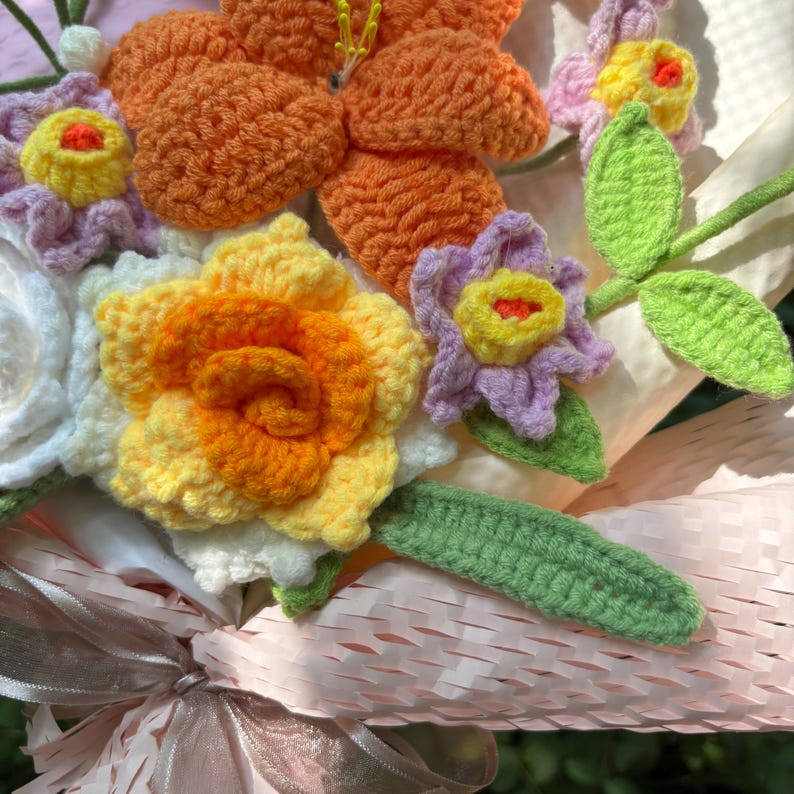 Bouquet de fleurs au crochet, tulipes blanches et orange éternelles