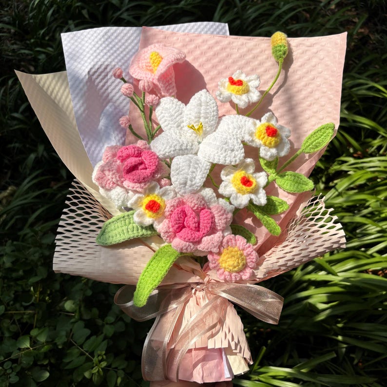 Bouquet de fleurs au crochet, tulipes blanches et orange éternelles