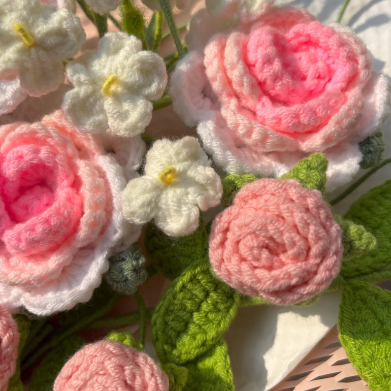 Bouquet de roses au crochet fait main, cadeau floral éternel en tricot