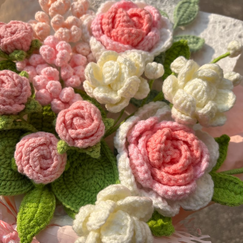 Bouquet de roses au crochet fait main, cadeau floral éternel en tricot