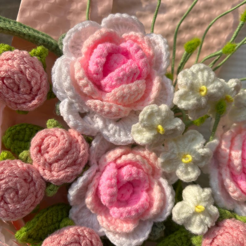 Bouquet de roses au crochet fait main, cadeau floral éternel en tricot