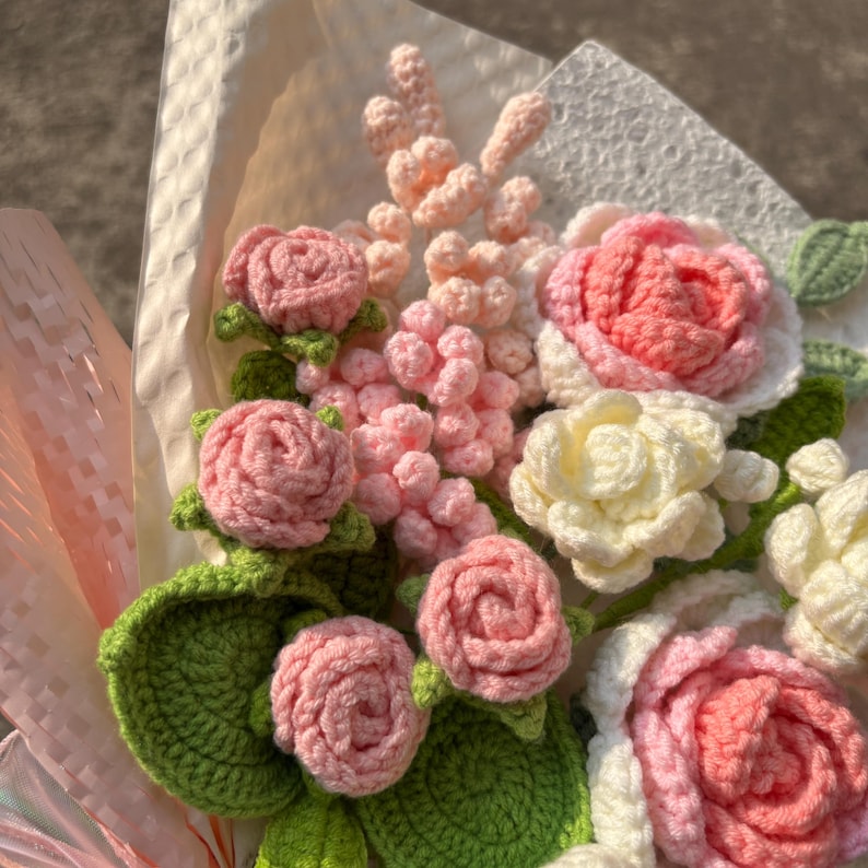 Bouquet de roses au crochet fait main, cadeau floral éternel en tricot