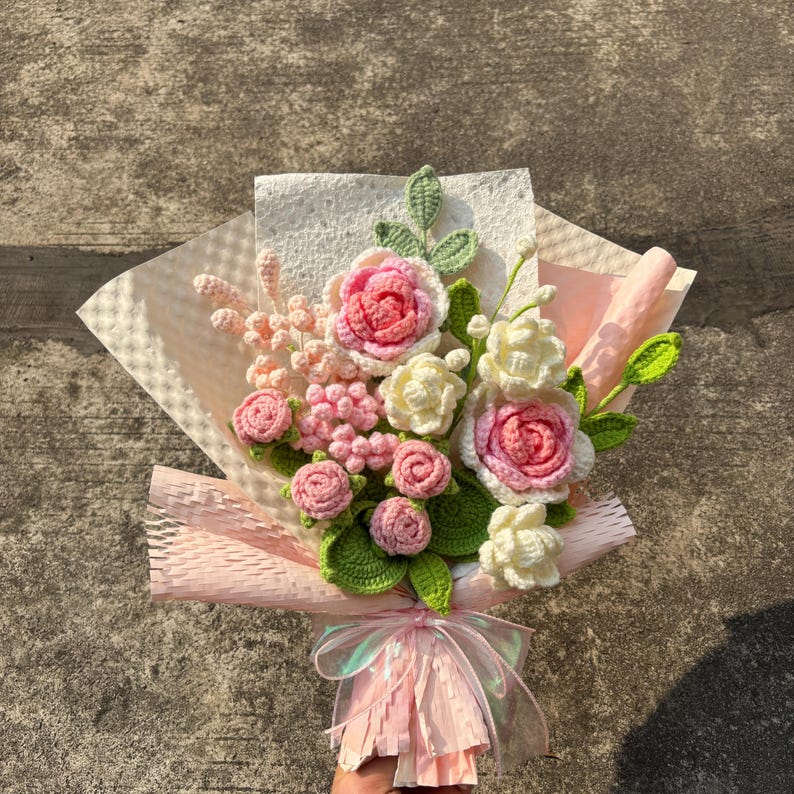 Bouquet de roses au crochet fait main, cadeau floral éternel en tricot