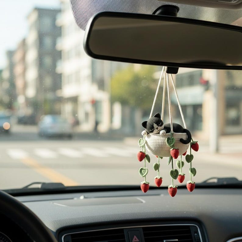 Suspension chat smoking crochet dans pot fraises miroir voiture