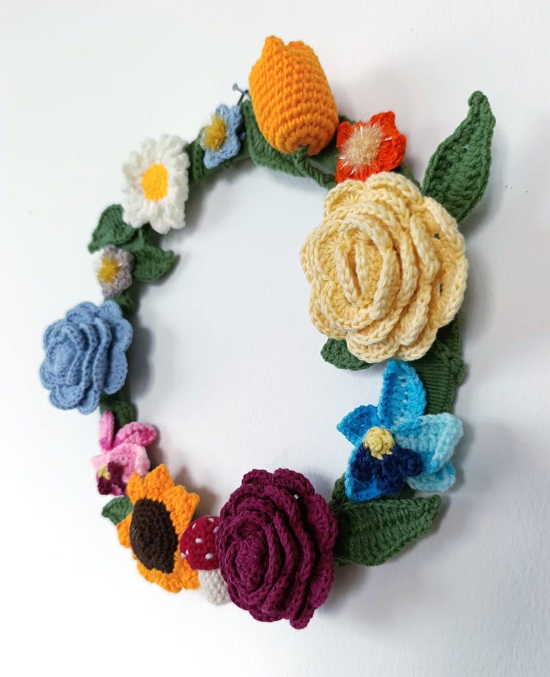 Couronne de fleurs au crochet Forêt secrète 27 cm décoration bohème