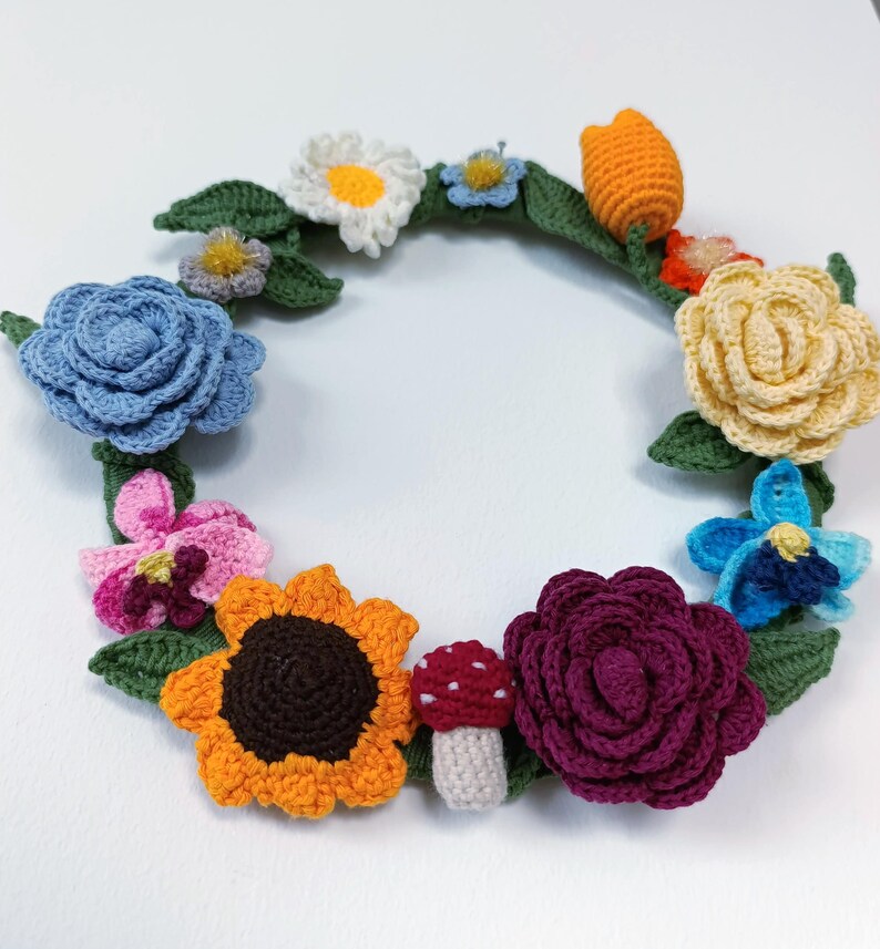 Couronne de fleurs au crochet Forêt secrète 27 cm décoration bohème