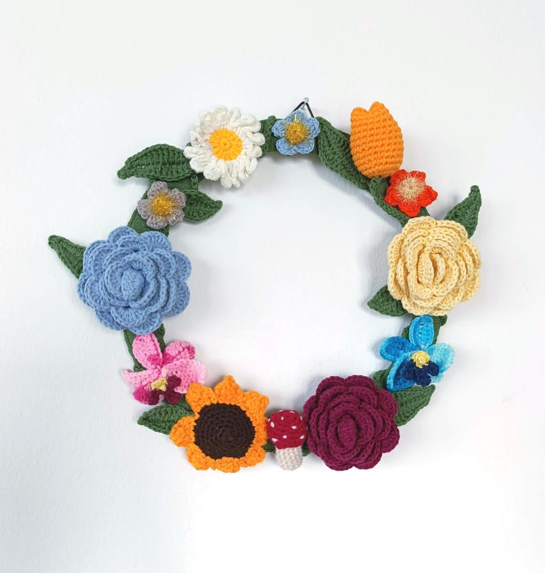 Couronne de fleurs au crochet Forêt secrète 27 cm décoration bohème