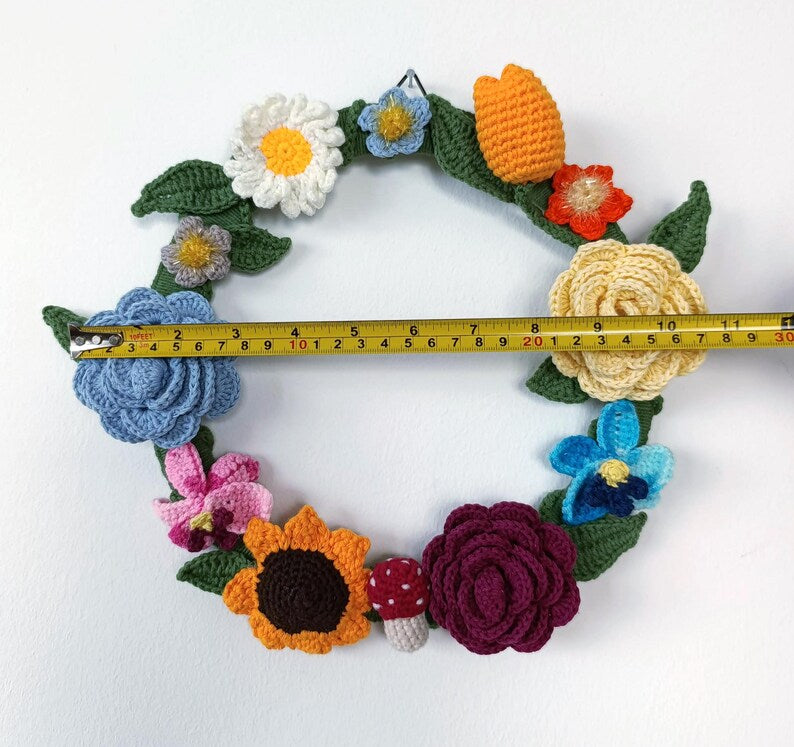 Couronne de fleurs au crochet Forêt secrète 27 cm décoration bohème