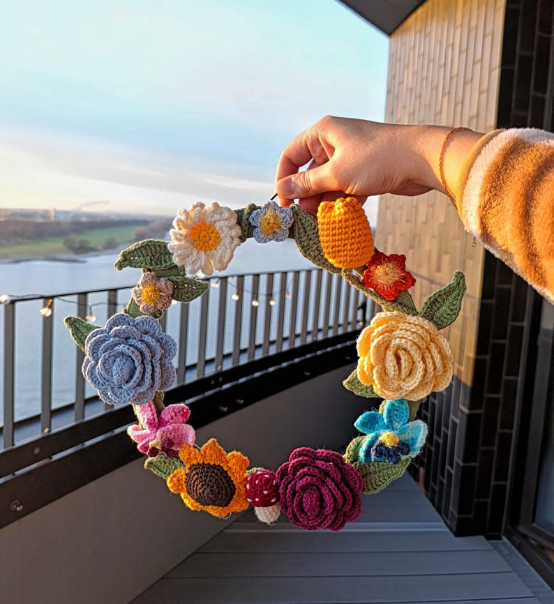 Couronne de fleurs au crochet Forêt secrète 27 cm décoration bohème