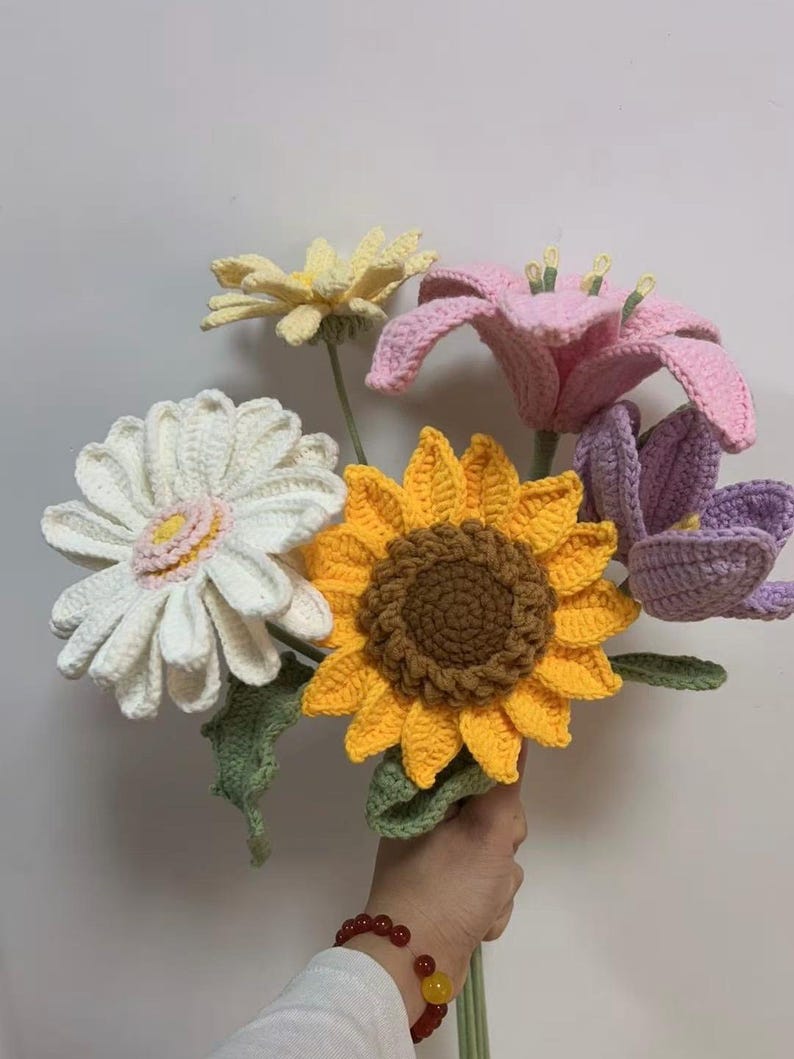 Bouquet de fleurs au crochet, marguerite pivoine lys calla