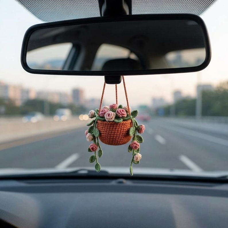 Suspension chat tigré gris crochet dans pot de roses miroir voiture