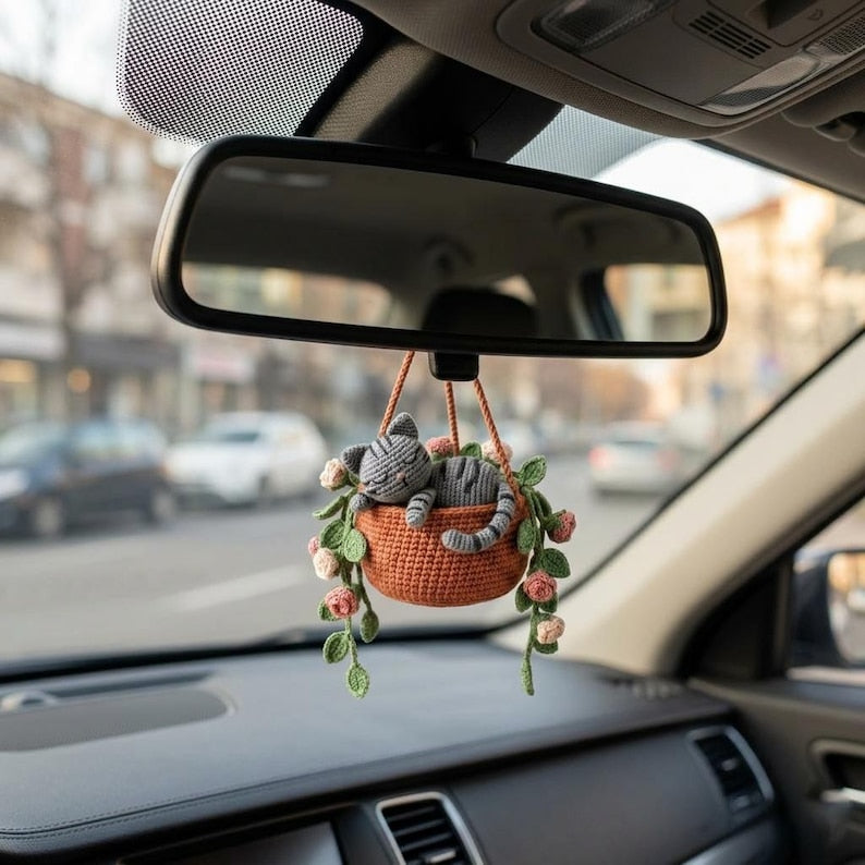 Suspension chat tigré gris crochet dans pot de roses miroir voiture