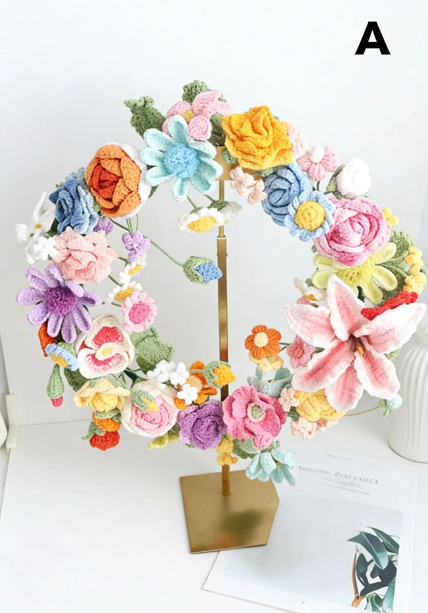 Couronne de fleurs printanière au crochet pour décoration de porte