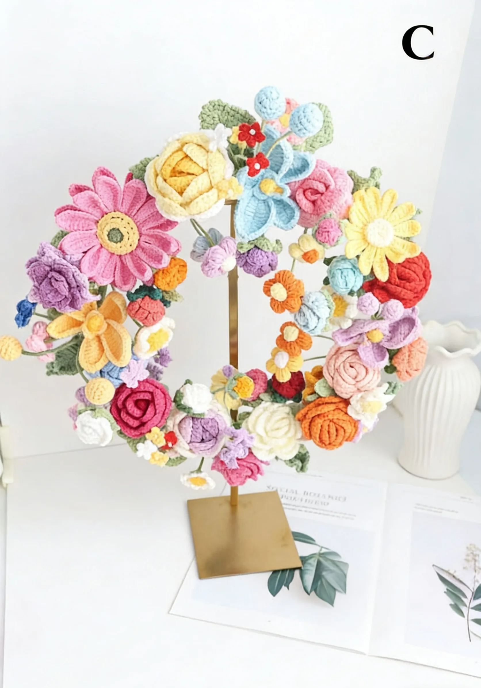 Couronne de fleurs printanière au crochet pour décoration de porte