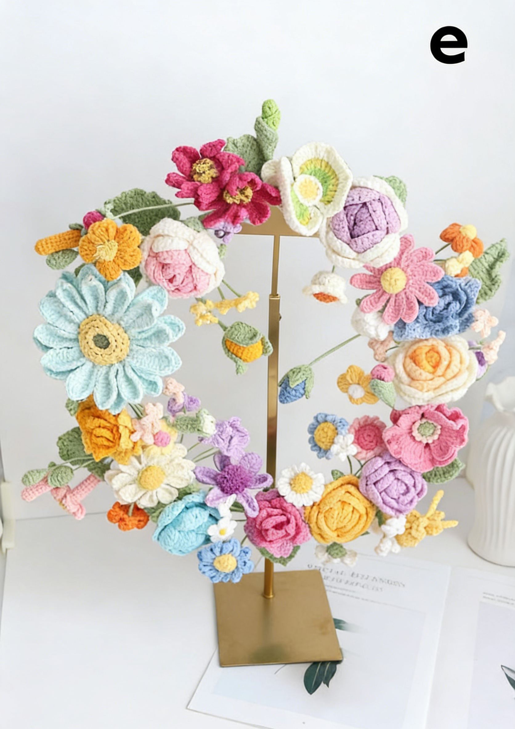 Couronne de fleurs printanière au crochet pour décoration de porte