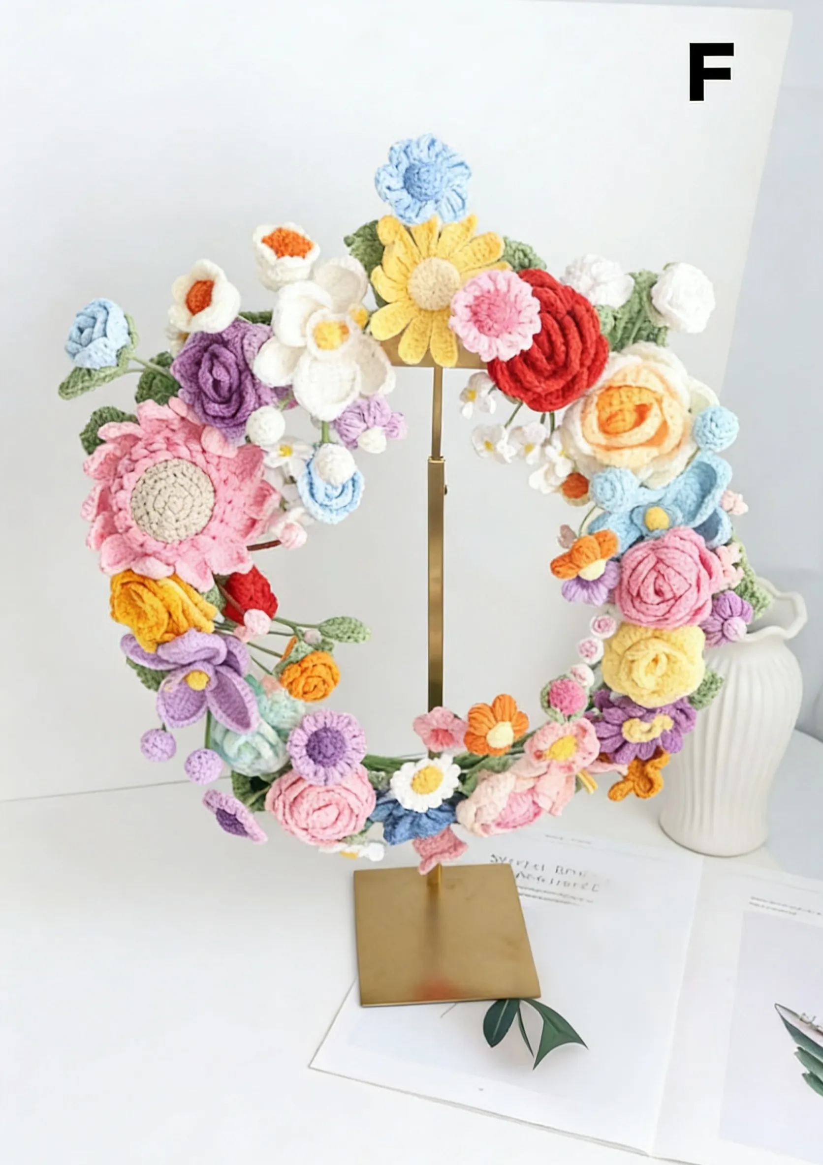 Couronne de fleurs printanière au crochet pour décoration de porte