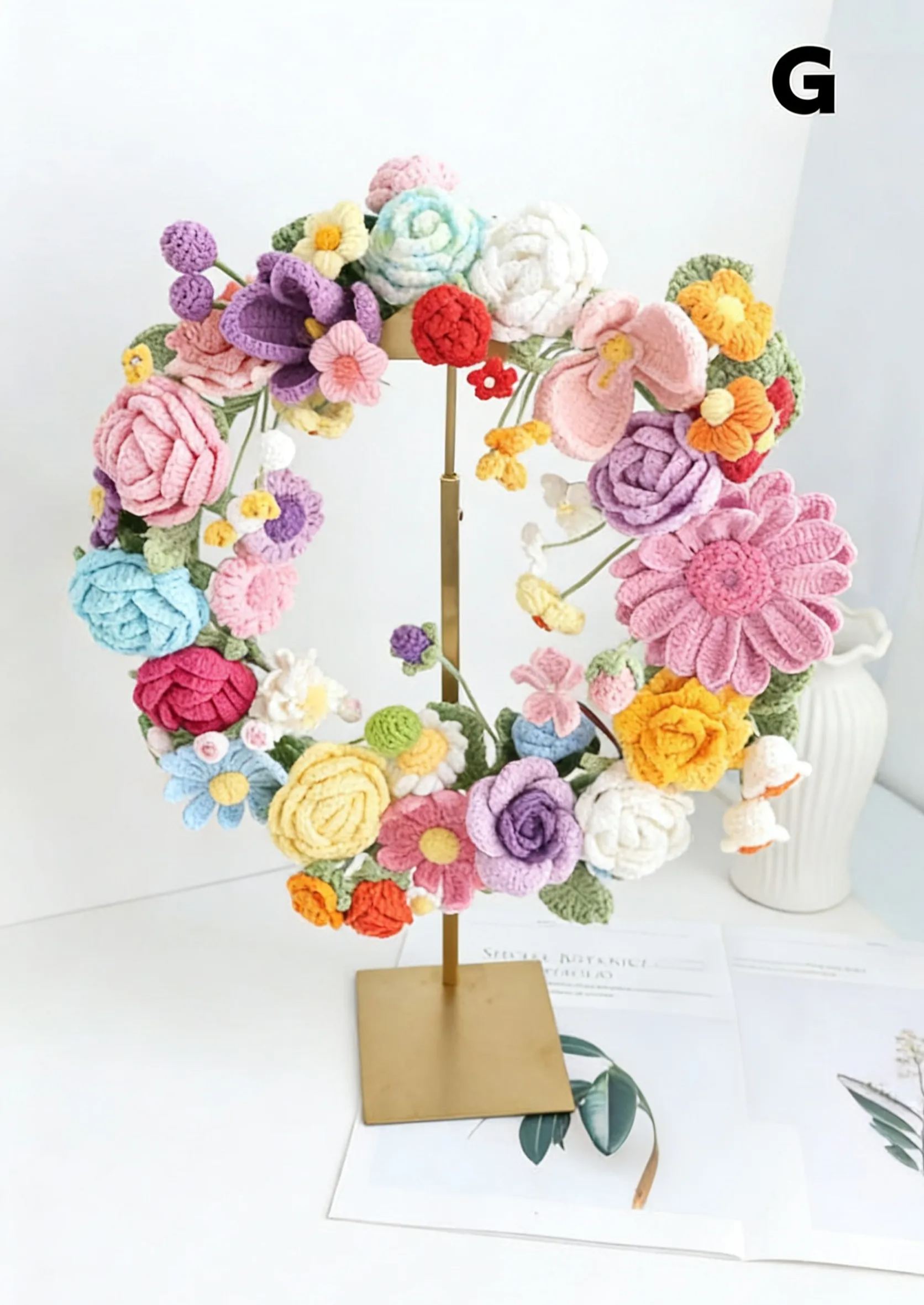 Couronne de fleurs printanière au crochet pour décoration de porte