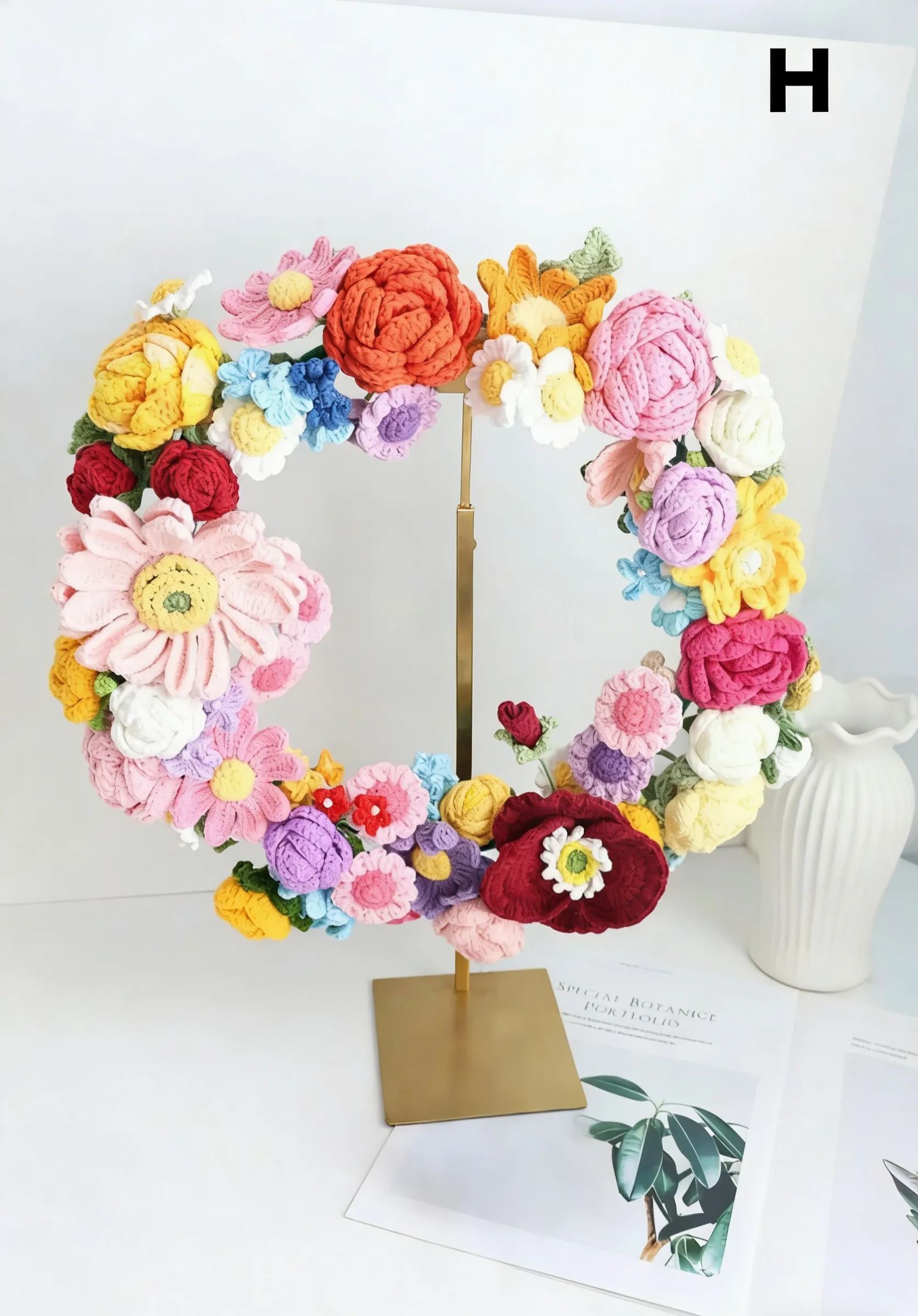 Couronne de fleurs printanière au crochet pour décoration de porte